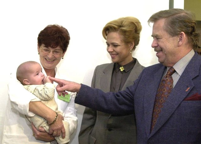 Infektoložka a zakladatelka AIDS centra Bulovka Marie Staňková v roce 1999 s HIV pozitivním chlapečkem v náručí, manželé Havlovi pomohli dát do pohybu jeho adopci. Foto: ČTK