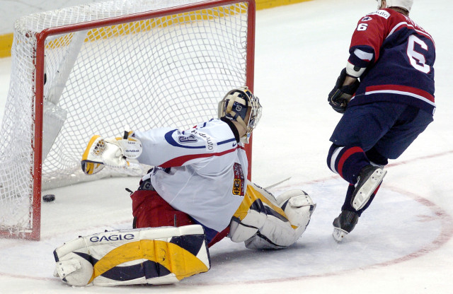 Andy Roach tímto nájezdem vyřadil Čechy na domácím mistrovství světa v roce 2004. Foto: ČTK / Doležal Michal