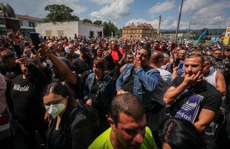 Účastníci pietní akce v Teplicích požadují důsledné vyšetření smrti muže po policejním zákroku. Foto: Gabriel Kuchta, Deník N