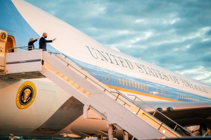 První pár USA, manželé Joe and Jill Bidenovi, přilétají do Velké Británie, kde zahajují svoji první zahraniční cestu od nástupu do Bílého domu. Foto: Adam Schultz, Bílý dům
