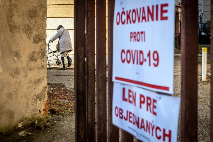 Cesta na očkování na Slovensku. Foto: Tomáš Benedikovič, Denník N
