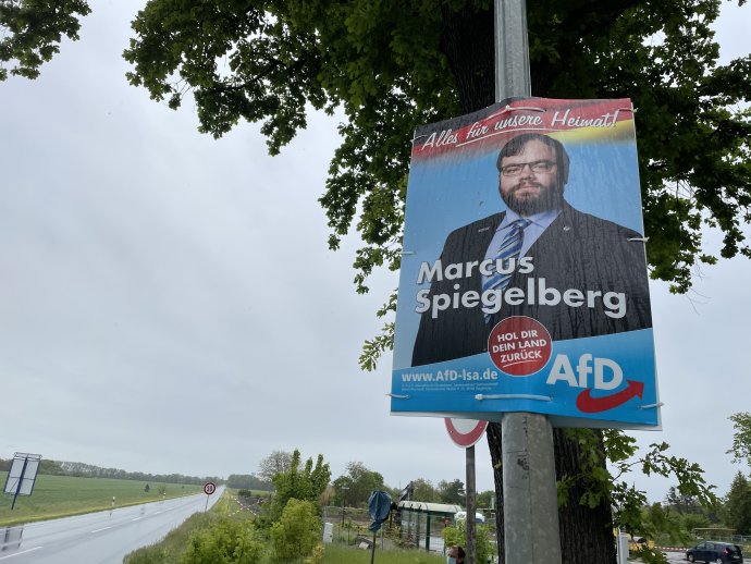 Jde o vlast, kterou je třeba „si vzít zpět“. Volební plakát AfD na okraji sasko-anhaltského Lützenu. Foto: Pavel Polák, Deník N