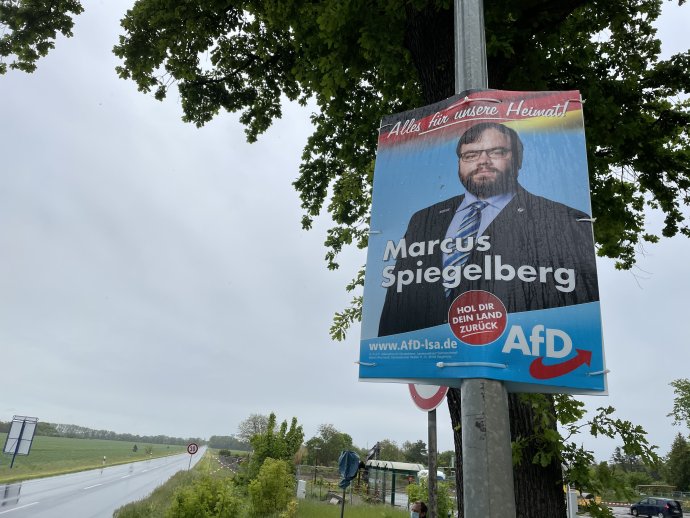Jde o vlast, kterou je třeba „si vzít zpět“. Volební plakát AfD na okraji sasko-anhaltského Lützenu. Foto: Pavel Polák, Deník N
