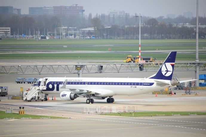 Letadlo Embraer polské letecké společnosti LOT na letištní ploše. Foto: Studio Porto Sabbia, Adobe Stock