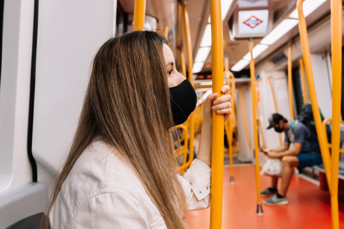 Mladá žena s rouškou v metru v Madridu. Foto: Antonio Hugo, Adobe Stock