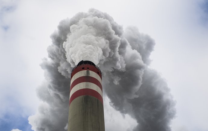 Emisní povolenky si musí továrny či fosilní elektrárny kupovat za to, že do ovzduší vypouští oxid uhličitý. Česko na systému jen v poslední dekádě vydělalo 100 miliard korun. Ilustrační foto: ČTK