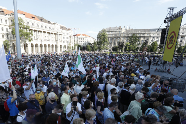 Tisíce Maďarů protestovaly první červnovou sobotu v centru Budapešti proti záměru premiéra Orbána dotovat výstavbu kampusu čínské univerzity v hlavním městě. Foto: ČTK/AP