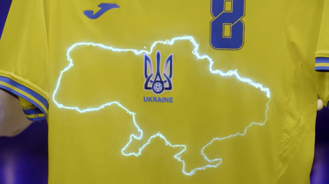 Dresy ukrajinské fotbalové reprezentace jsou vyzdobeny obrysem Ukrajiny včetně Krymu, který Rusko anektovalo. Foto: ČTK/AP