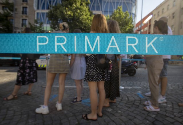 Zákazníci čekají ve frontě 17. června 2021 před nově otevřeným obchodem Primark na Václavském náměstí v Praze. Foto: ČTK