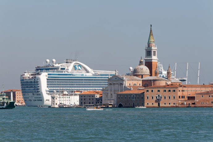 Výletní loď Ruby Princess v italských Benátkách. Foto: Miroslaw, Adobe Stock