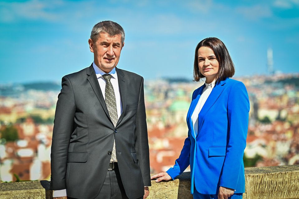 Premiér Andrej Babiš se v Hrzánském paláci setkal s představitelkou běloruské opozice Svjatlanou Cichanouskou. Foto: Twitter Úřadu vlády