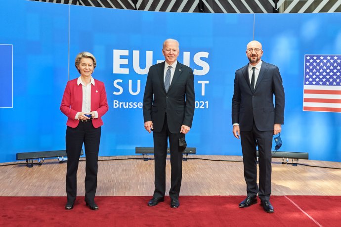 Předsedkyně EK Ursula von der Leyenová, americký prezident Joe BIden a předseda ER Charles Michel. Foto EK, Dati Bendo