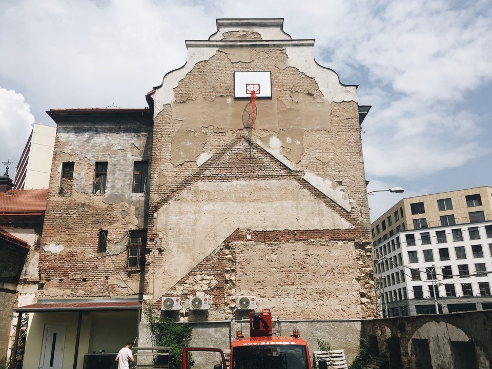 Milena Dopitová umístila na zchátralý dům v holešovických Zátorech nedosažitelný basketbalový koš. Foto: Festival m³