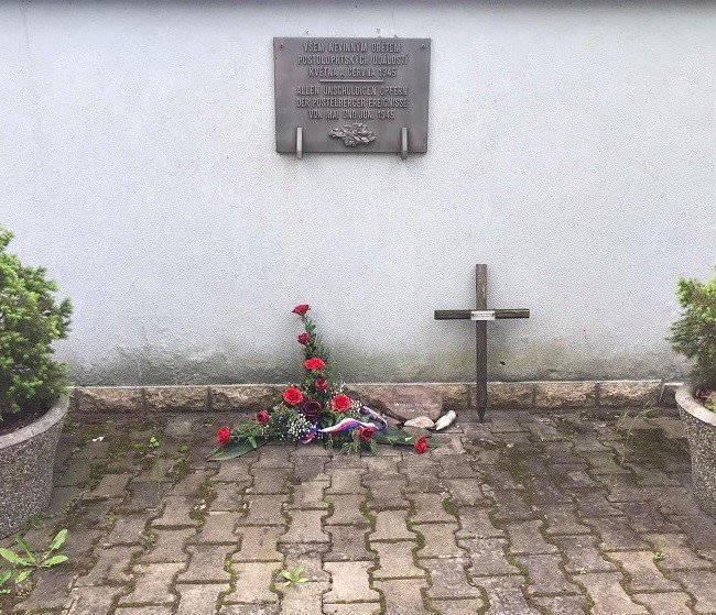„Všem nevinným obětem postoloprtských událostí května a června 1945.“ Květiny u pamětní desky prý nikdy nevydrží dlouho. Foto: Barbora Šturmová