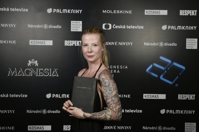 Nina Špitálníková s cenou Magnesia Litera za publicistiku. Foto: Michaela Říhová