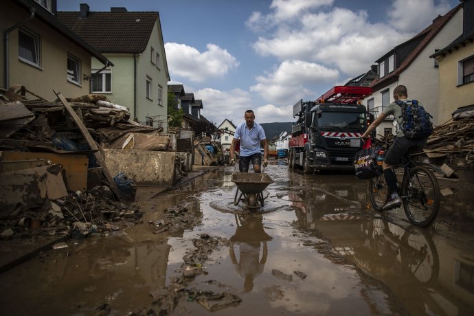 Lidé v Německu vyklízejí svá obydlí po ničivé povodni. Foto: Gabriel Kuchta, Deník N