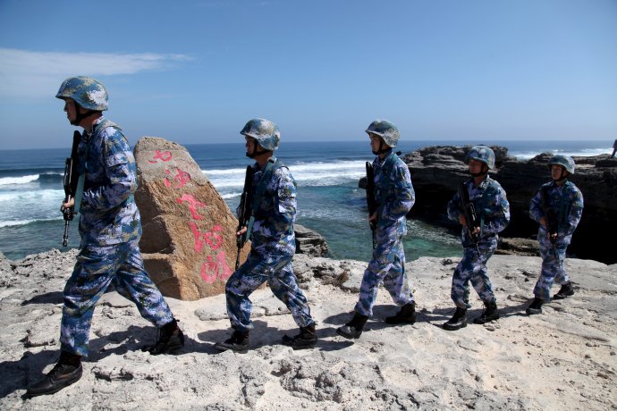 Vojáci čínského námořnictva na jednom z ostrovů Paracelského souostroví v dubnu 2016. Nápis na skále znamená Starý drak Západních písčin (Západní písčiny, Si-ša, je čínský název pro Paracelské ostrovy). Foto: Reuters