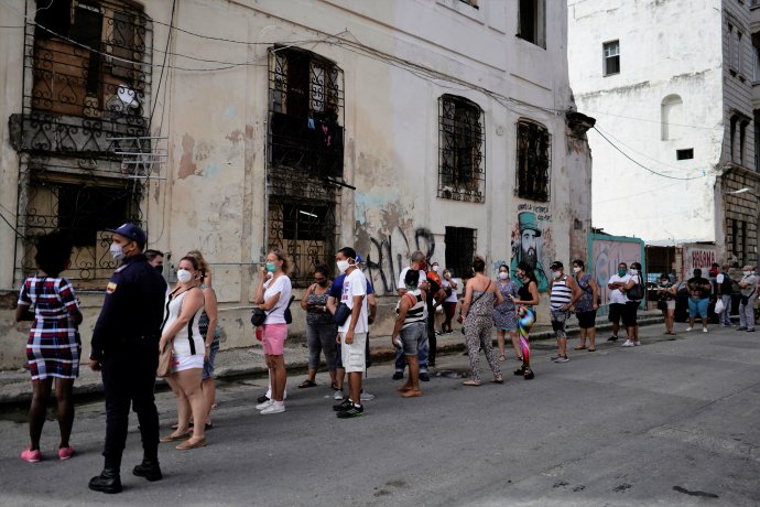 Kubánci v Havaně čekají ve frontě před obchodem na zboží prodávané v dolarech. Foto: Alexandre Meneghini, Reuters