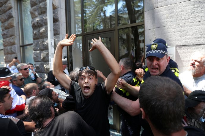 Gruzie se rozdělila na dva tábory. A oba se střetly v ulicích Tbilisi, kde se měl konat historicky první gruzínský LGBTQ Pride. Ale nekonal. Foto: Irakli Gedenidze, Reuters