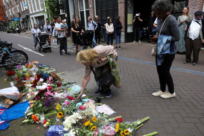 Žena v Amsterdamu klade květiny na místo, kde byl postřelen a vážně zraněn jeden z nejznámějších nizozemských novinářů, investigativec Peter de Vries. Foto: Eva Plevierová, Reuters