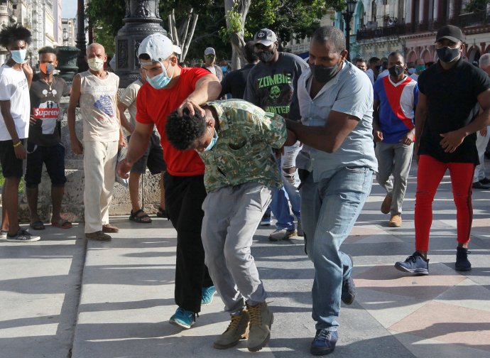 Neoznačení policisté v civilu zatýkají účastníky vzácné protivládní demonstrace v kubánské Havaně kvůli epidemickým opatřením a pomalé vakcinaci a odvážejí je neznámo kam. Foto: Reuters