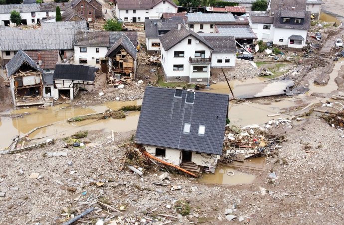 Pohled na poničené domy a okolí po prudkých deštích a záplavě v německém Schuldu v Porýní-Falci 15. 7. 2021. Foto: Reuters