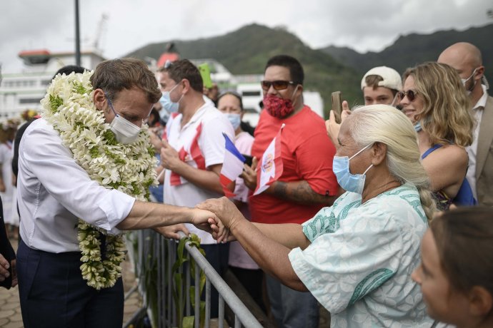Francouzský prezident Macron se zdraví s obyvateli ostrova Mo’orea ve Francouzské Polynésii. Foto: Eliot Blondet, AbacaPress/Reuters