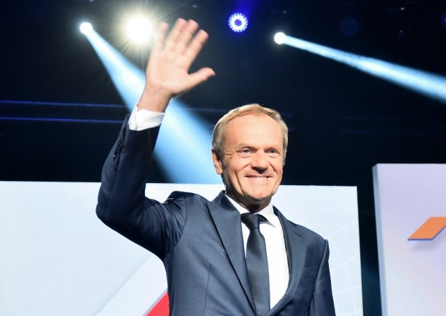 Donald Tusk zakládal Občanskou platformu a byl s ní úspěšný. Teď se vrací do jejího čela, aby sjednotil opozici a porazil Kaczyńského PiS. Foto: ČTK / ABACA / Burzykowski Damian