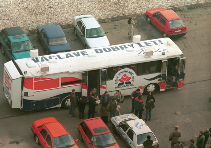Autobusem (a vzkazem svému rivalovi na střeše) poprvé do voleb vyrazil v roce 1996 Miloš Zeman. Tehdy jej Václav Klaus ještě porazil. Foto: ČTK