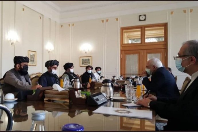 Jednání Tálibánu zastoupeného mullou Abdulem Gháním Baradarem (vlevo) s íránským ministrem zahraničí Džavádem Zarífem v Teheránu. Foto: íránská vláda, irangov.ir