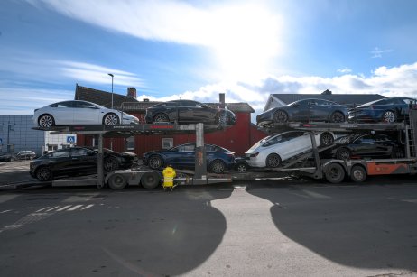 Nákladní auto naložené elektroauty Tesla Model 3 a Model S v norském Drammenu. Foto: Bublik Polina, Adobe Stock