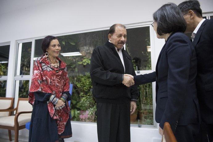 Nikaragujský prezident Ortega s manželkou Rosariou (vlevo) v roce 2017 přijímá tchajwanskou prezidentku Cchaj Jing-wen. Nikaragua je jednou z 15 zemí světa, které mají diplomatické styky s Čínskou republikou (Tchaj-wanem) namísto Čínské lidové republiky. Foto: úřad tchajwanské prezidentky, CC BY 2.0