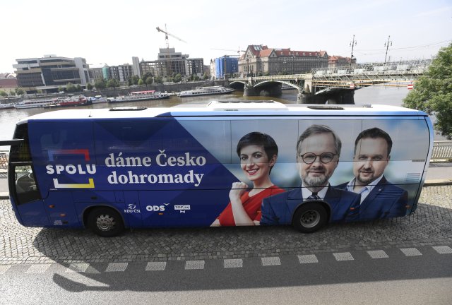 Koalice Spolu (ODS, TOP 09 a KDU-ČSL) sází na onačejší vozidlo, než byla stará Zemanova Karosa. Foto: ČTK