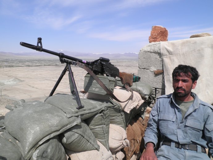 Koalice pod vedením USA dokázala afghánské vojáky dobře vyzbrojit i vycvičit. Přesvědčit je, aby umírali v předem prohraném boji, se nepovedlo. Foto: Paikar Paikar