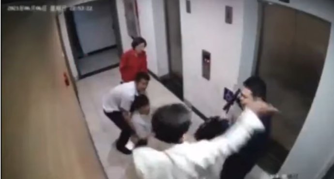Záznamu chybí zvuk, ale obraz zachycuje skupinu několika potácejících se mužů v chodbě u výtahu, kteří se střídavě napadají, chrání a opírají se o zeď. Zdroj: 破府沉纣, YouTube via DW