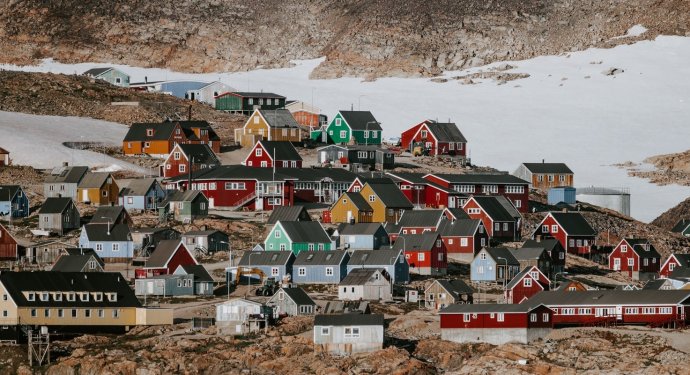 Grónskou zástavbu si s žádnou jinou asi nespletete (městečko Ittoqqortoormiit, dříve Scoresbysund). Foto: Annie Sprattová, Unsplash