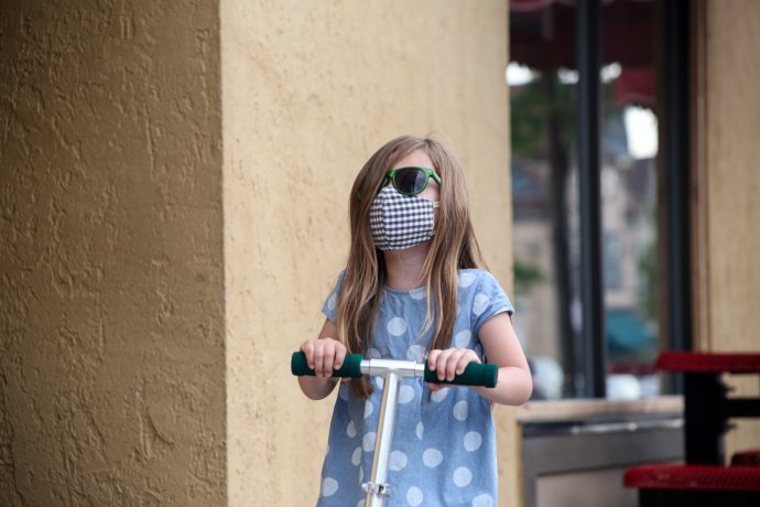 Florida hlásí nejvyšší čísla nakažených od letošního ledna. Pro děti v některých okresech z toho vyplývá, že školní rok začnou ve třídách v povinných rouškách. Foto: Edwin Gonzales, Unsplash