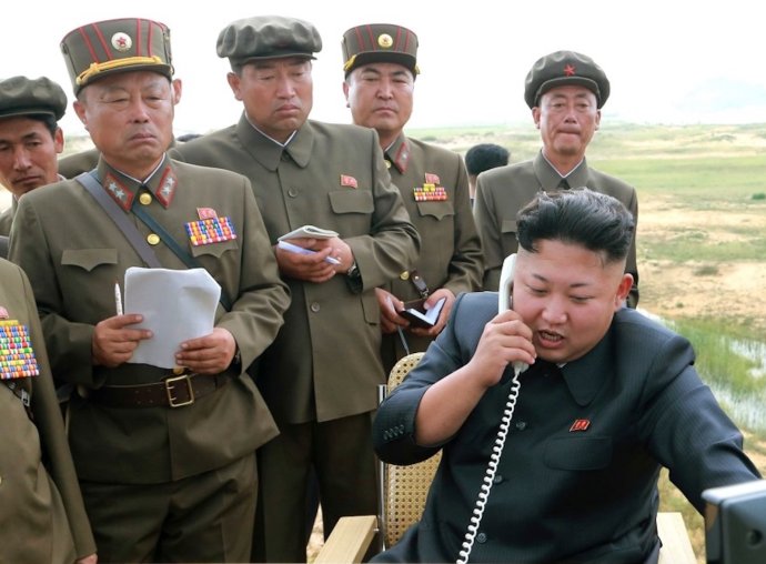 „Skrze nedávnou výměnu osobních dopisů padlo rozhodnutí znovuotevřít ‚přestřiženou‘ mezikorejskou komunikační styčnou linku,“ prohlásila severokorejská zpravodajská agentura KCNA. Foto: KCNA via Reuters