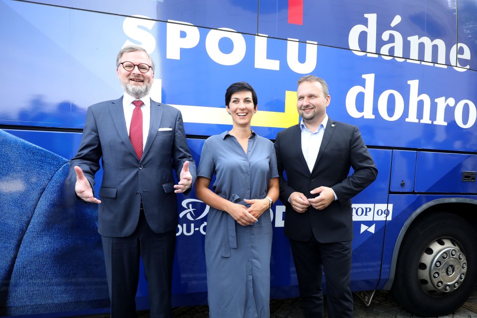 Lídři koalice Spolu s předvolebním autobusem. Foto: Ludvík Hradilek, Deník N