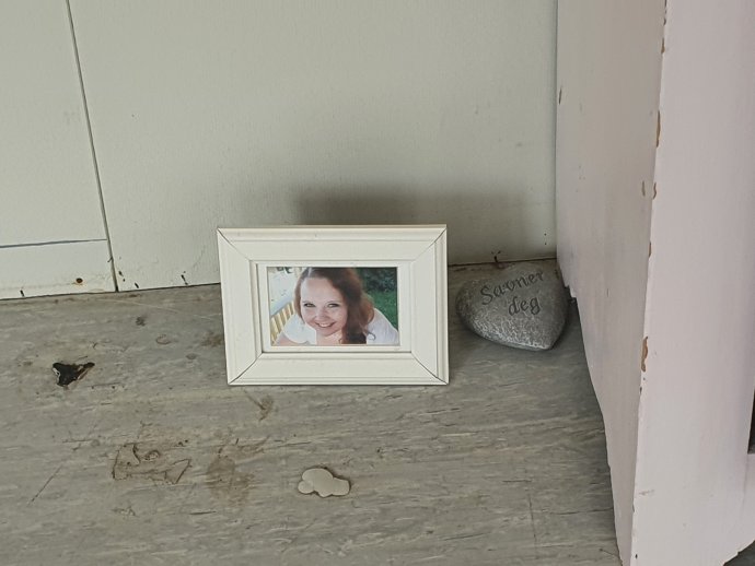 „Chybíš mi…“ Vzkaz a fotografie jedné z 69 obětí masového vraha Breivika na norském ostrově Utøya z července 2011 (celkem 77 obětí). Foto: Albína Mrázová
