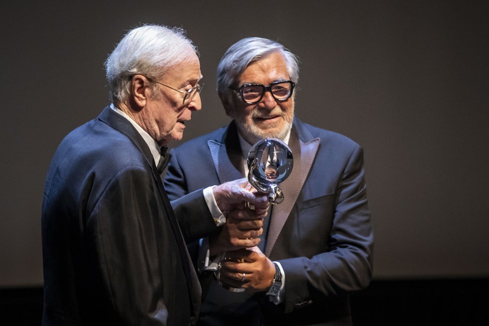 "Je to nejtěžší cena, kterou jsem kdy dostal," řekl oceněný herec Michael Caine a sošku hned předal svému doprovodu. Foto: Gabriel Kuchta, Deník N