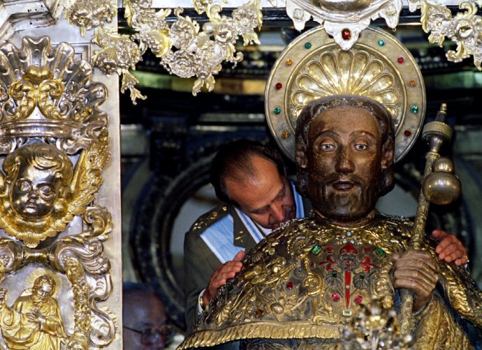 Ještě jako král: Juan Carlos I. líbá sochu svatého Jakuba u oltáře katedrály v Santiagu. Píše se rok 1993 a skandály a obvinění z mnohamilionové korupce jsou ještě hodně daleko. Foto: Reuters