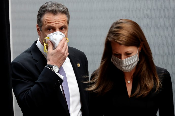 Newyorský guvernér Andrew Cuomo rezignoval, stejný krok v neděli učinila i jeho nejbližší spolupracovnice Melissa DeRosová. Foto: Mike Segar, Reuters
