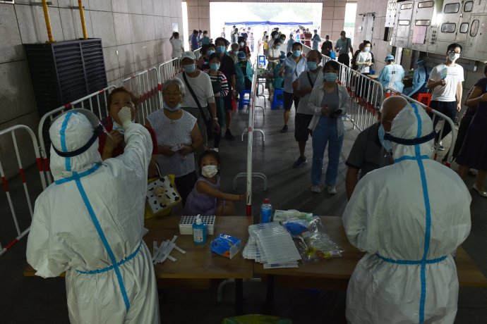 Nanking dnes už počtvrté za čtrnáct dní plošně testuje obyvatele na koronavirus. Snímek pochází ze čtvrti Jü-chua-tchaj (2. srpna 2021). Foto: Reuters
