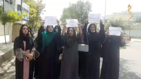 Afghánské ženy odvážně v úterý protestovaly v Kábulu proti převzetí Afghánistánu Tálibánem. Ženy na ulicích Kábulu nejsou příliš vidět, zdržují se doma a obávají se, co je čeká. Foto: Reuters, Shamshad News
