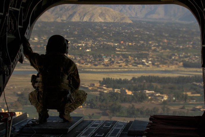 Americký voják sleduje východoafghánský Džalálábád. Foto: US Army Flicker