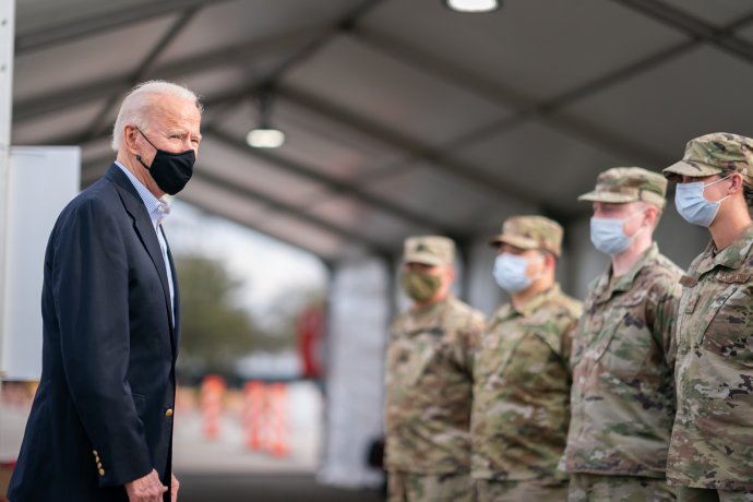 Americký prezident Joe Biden poslal do Afghánistánu další vojenské posily, které pomohly s evakuací tisíců Američanů i afghánských rodin. Všechny se ale zatím ze země dostat nepodařilo. Foto: Adam Schultz, White House, Flickr