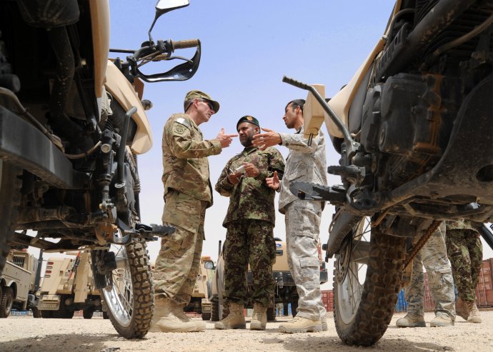 Americký generálporučík, důstojník afghánské armády a tlumočník. Foto: Kat Lynn Justen, US Air Force