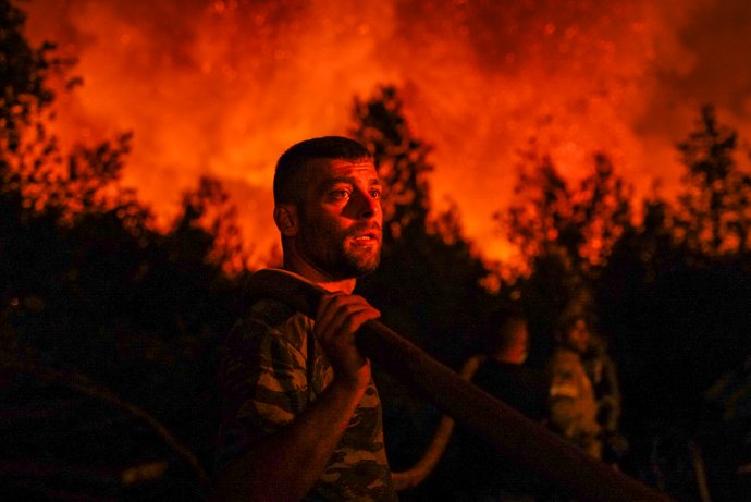 Boj s ohněm v v Krio Pigadi. Foto: Ray Baseley