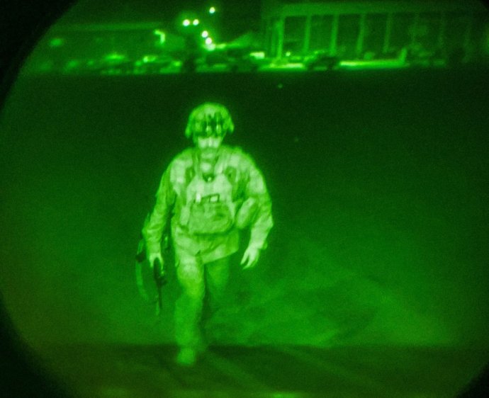 Generálmajor Chris Donahue jako poslední americký voják po 20 letech bojů opouští kábulské letiště a Afghánistán. Foto: US Department of Defense